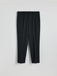 Spodnie garniturowe straight fit - ciemnoszary. Szare garnitury męskie Reserved, bez wzorów, z tkaniny. W wyprzedaży za 59.99 zł.