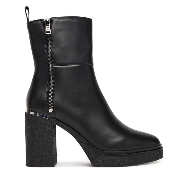 Botki DKNY. Czarne botki damskie DKNY, bez wzorów, bez obcasa, na słupku, bez zapięcia. Za 739.99 zł.