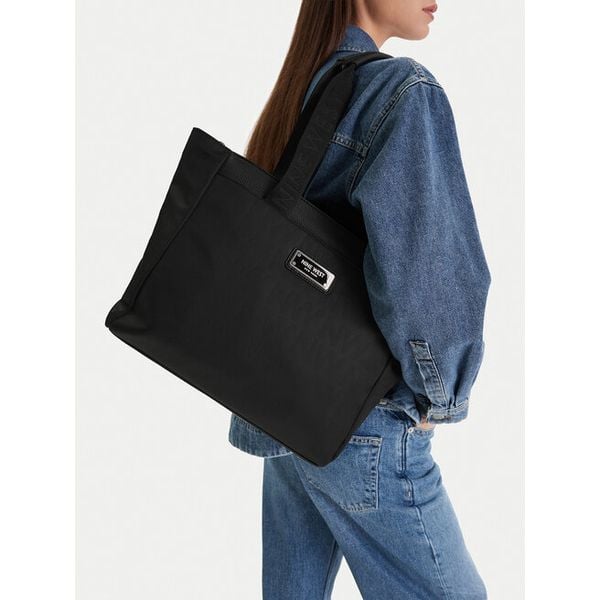 Torebka Nine West. Czarne shopperki damskie Nine West, bez wzorów, bez dodatków. Za 156.99 zł.