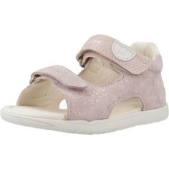 Sandały Geox Model B Sandal Macchia Gir Kolor Rose. Czerwone sandały damskie Geox, bez wzorów, ze skóry, bez obcasa, bez zapięcia. Za 219.99 zł.