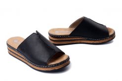 RIEKER 629M9-00 black, klapki damskie. Czarne klapki damskie Rieker, na lato, bez wzorów, bez obcasa, na koturnie, bez zapięcia. Za 269.90 zł.