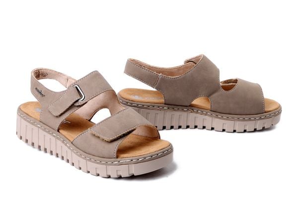 RIEKER V1382-64 beige, sandały damskie. Brązowe sandały damskie Rieker, bez wzorów, bez obcasa, bez zapięcia. Za 255.92 zł.