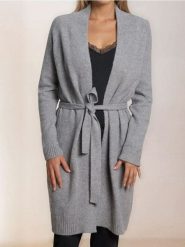 Długi kardigan z paskiem - szary. Szare kardigany damskie Sinsay, l, bez wzorów, bez kołnierzyka. Za 69.99 zł.