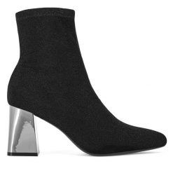 Botki DeeZee. Czarne botki damskie DeeZee, bez wzorów, bez obcasa, na słupku, bez zapięcia. Za 189.99 zł.