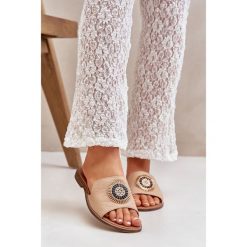 Lewski Shoes Skórzane Klapki Z Ozdobą Na Płaskim Obcasie Lewski 3047/O Beżowe brązowe. Brązowe klapki damskie na lato, z aplikacjami, ze skóry, casualowe, bez obcasa, na płaskiej podeszwie, bez zapięcia. Za 432.39 zł.