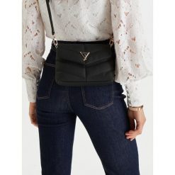 Torebka Guess. Czarne torebki do ręki damskie Guess, z aplikacjami, bez dodatków. Za 544.99 zł.