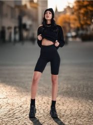 Sweter - czarny. Czarne swetry nierozpinane damskie Sinsay, l, bez wzorów, ze splotem, bez kołnierzyka, bez ramiączek. Za 49.99 zł.