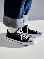 Trampki - czarny. Czarne trampki i tenisówki damskie Sinsay, bez wzorów, bez zapięcia. Za 29.99 zł.