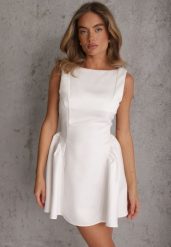 Biała Rozkloszowana Sukienka o Eleganckim Kroju Podkreślającym Talię Aikamna. Białe sukienki damskie Renee, l, bez wzorów, eleganckie, bez kołnierzyka, bez ramiączek, mini, dopasowane. Za 199.99 zł.