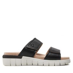 Klapki Caprice. Czarne klapki damskie Caprice, bez wzorów, bez obcasa, bez zapięcia. Za 399.99 zł.