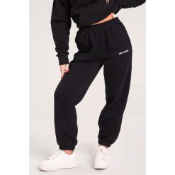 Spodnie fitness damskie Gym Glamour dresowe. Czarne spodnie dresowe damskie GYM GLAMOUR, bez wzorów, z dresówki, glamour, na fitness i siłownię. Za 189.99 zł.
