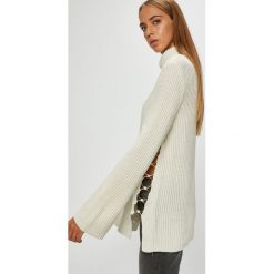 Guess Jeans - Sweter. Białe swetry nierozpinane damskie Guess Jeans, m, bez wzorów, z dzianiny, bez kołnierzyka, bez ramiączek. W wyprzedaży za 329.90 zł.
