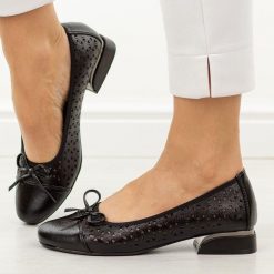 Czarne ażurowe czółenka damskie na obcasie M.Daszyński Sa285-2. Czarne czółenka damskie M.Daszyński, na lato, z aplikacjami, ze skóry, casualowe, z okrągłym noskiem, bez obcasa, na obcasie, bez zapięcia. Za 189.00 zł.