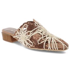 Klapki damskie Hispanitas, z naturalnej skóry pleciona cholewka kwiatowy wzór niski obcas styl boho, brązowe, HV264840. Brązowe klapki damskie Hispanitas, bez wzorów, ze skóry, boho, bez obcasa, na obcasie, bez zapięcia. Za 530.90 zł.