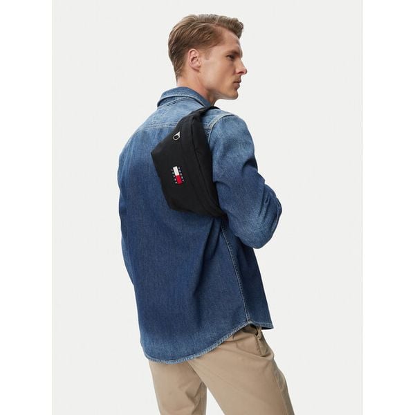 Nerka Tommy Jeans. Czarne saszetki i nerki męskie Tommy Jeans, bez wzorów, z jeansu. Za 209.99 zł.