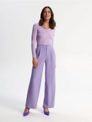 Sweter z wiskozą - fioletowy. Fioletowe swetry nierozpinane damskie Sinsay, l, bez wzorów, ze skóry, bez kołnierzyka, bez ramiączek. Za 39.99 zł.