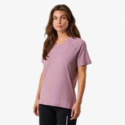 Koszulka → trening → damska → Swedemount → Core Training Tee → szybkoschnąca. Fioletowe bluzki damskie SWEDEMOUNT, bez wzorów, z syntetyku, sportowe, bez kołnierzyka, bez ramiączek. W wyprzedaży za 57.00 zł.