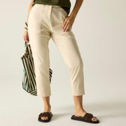 Damskie spodnie Shorebella Capri. Białe szorty damskie Regatta, bez wzorów, z bawełny, sportowe. Za 299.99 zł.