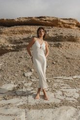 SUKIENKA GWEN PIASKOWA XL - Flawless. Sukienki damskie Flawless, na co dzień, na lato, xl, bez wzorów, z dzianiny, eleganckie, bez kołnierzyka, bez ramiączek, dopasowane. Za 457.00 zł.