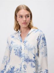 Wzorzysta koszula z wiskozy - niebieski. Niebieskie koszule damskie Reserved, l, bez wzorów, z wiskozy, bez kołnierzyka, bez ramiączek. W wyprzedaży za 49.99 zł.