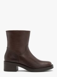 Brązowe botki ze skóry licowej. Brązowe botki damskie Ryłko, bez wzorów, ze skóry, eleganckie, bez obcasa, na obcasie, bez zapięcia. Za 479.99 zł.