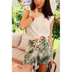 Top CHIKA WHITE. Białe topy damskie Top CHIKA WHITE, l, bez wzorów, bez kołnierzyka, bez ramiączek. W wyprzedaży za 29.00 zł.