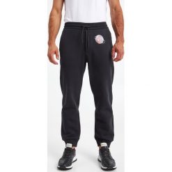 Spodnie dresowe EMPORIO ARMANI. Spodnie sportowe męskie Emporio Armani, l, bez wzorów, z dresówki. W wyprzedaży za 592.97 zł.