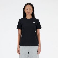 Koszulka damska New Balance WT41509BK – czarna. Czarne bluzki damskie New Balance, m, bez wzorów, z bawełny, eleganckie, bez kołnierzyka, bez ramiączek. Za 129.99 zł.