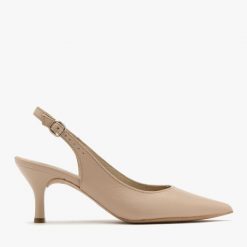 Beżowe czółenka typu slingback MICHELLE. Brązowe czółenka damskie Ryłko, bez wzorów, z lakierowanej skóry, bez obcasa, na obcasie, bez zapięcia. Za 349.99 zł.