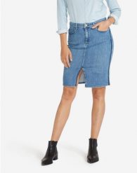 SPÓDNICA JEANSOWA WRANGLER SPÓDNICA INDIGO UNIFORM W29L9286F. Niebieskie spódnice damskie Wrangler, na co dzień, l, bez wzorów, z jeansu, dopasowane. W wyprzedaży za 69.99 zł.