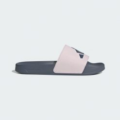 Klapki ADILETTE SHOWER SLIDES. Czarne klapki damskie Adidas, bez wzorów, sportowe, bez obcasa, bez zapięcia. Za 119.00 zł.