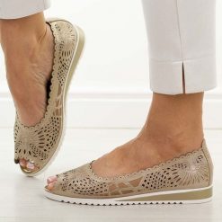 Złote skórzane półbuty damskie M.Daszyński Ol27-1. Żółte półbuty damskie M.Daszyński, na lato, w ażurowe wzory, ze skóry, casualowe, z otwartym noskiem, bez obcasa, na płaskiej podeszwie, bez zapięcia. W wyprzedaży za 197.10 zł.