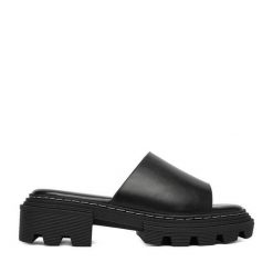 Klapki DeeZee. Czarne klapki damskie DeeZee, bez wzorów, bez obcasa, bez zapięcia. Za 129.99 zł.