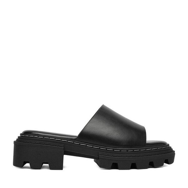 Klapki DeeZee. Czarne klapki damskie DeeZee, bez wzorów, bez obcasa, bez zapięcia. Za 129.99 zł.