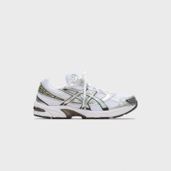 Damskie tenisówki Asics. Białe trampki i tenisówki damskie Asics, bez wzorów, z materiału, bez zapięcia. Za 462.75 zł.