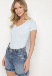 Jasnoniebieski T-shirt z Wiskozą o Dopasowanym Kroju z Dekoltem w Serek Folarisse. Niebieskie t-shirty damskie Born2be, l, bez wzorów, z jeansu, bez kołnierzyka, bez ramiączek. Za 74.99 zł.