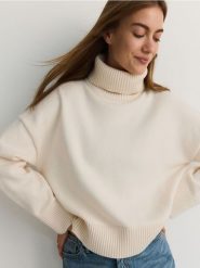 Sweter oversize - kremowy. Białe swetry nierozpinane damskie Reserved, l, bez wzorów, z dzianiny, bez kołnierzyka, bez ramiączek. W wyprzedaży za 89.99 zł.