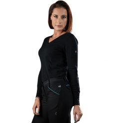 Damski sweter v-neck Flags&Cup Nostava. Czarne swetry nierozpinane damskie FLAGS&CUP, na zimę, bez wzorów, bez kołnierzyka, bez ramiączek. Za 298.50 zł.