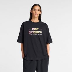 Koszulka damska New Balance WT53916BK – czarna. Czarne bluzki damskie New Balance, m, bez wzorów, z bawełny, klasyczne, bez kołnierzyka, bez ramiączek. Za 169.99 zł.