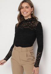 Czarna Bluzka Golf Ozdobiona Koronką Talvesia. Czarne bluzki damskie Born2be, m, z aplikacjami, z jeansu, eleganckie, bez kołnierzyka, bez ramiączek. Za 99.99 zł.