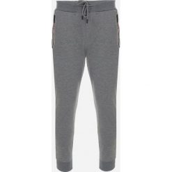 Ciemnoszare Spodnie Dresowe Thelloreia. Szare spodnie sportowe męskie Born2be, m, bez wzorów, z dresówki. Za 64.99 zł.