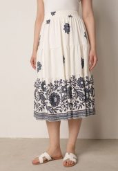 Granatowa Rozkloszowana Spódnica z Wiskozy w Kwiatowy Wzór Masterore. Niebieskie spódnice damskie Born2be, do pracy, uniwersalny, bez wzorów, z jeansu, biznesowe, midi, dopasowane. Za 59.99 zł.