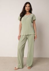 Zielone Szerokie Spodnie z Wysokim Stanem ze Zwiewnej Tkaniny z Plisami Galiris. Zielone spodnie materiałowe damskie Born2be, bez wzorów, z jeansu, biznesowe, z podwyższonym stanem, długie. Za 59.99 zł.