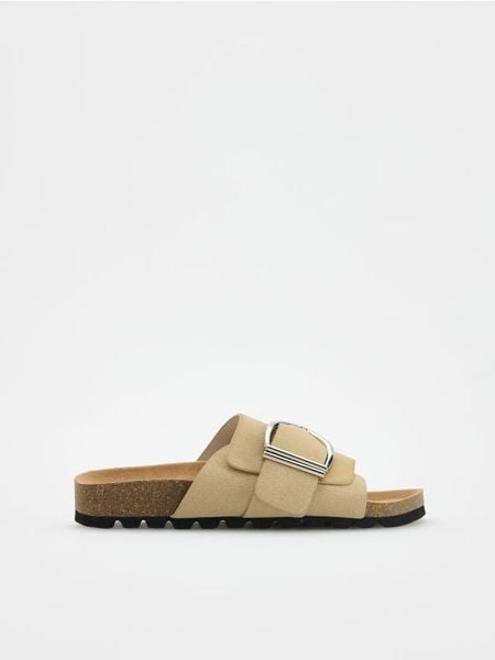 Klapki z klamrami - beżowy. Brązowe klapki damskie Reserved, bez wzorów, bez obcasa, bez zapięcia. W wyprzedaży za 39.99 zł.