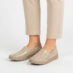 Półbuty damskie Maciejka, cholewka ze skóry naturalnej metalizowanej wsuwany fason elastyczne wstawki po bokach widoczne przeszycia wokół noska, złot. Żółte półbuty damskie Maciejka, bez wzorów, z jeansu, bez obcasa, na płaskiej podeszwie, bez zapięcia. Za 299.00 zł.