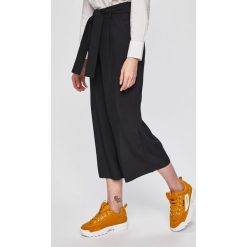 Calvin Klein Jeans - Spodnie. Czarne spodnie materiałowe damskie Calvin Klein Jeans, bez wzorów, z jeansu, casualowe. W wyprzedaży za 299.90 zł.