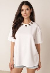 Biały Bawełniany T-shirt Oversize z Biżuteryjnymi Aplikacjami przy Dekolcie Tesana. Białe t-shirty damskie Born2be, uniwersalny, z aplikacjami, z bawełny, biznesowe, bez kołnierzyka, bez ramiączek. Za 69.99 zł.
