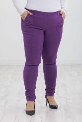 Klasyczne fioletowe spodnie Nita ze zwężoną nogawką PLUS SIZE XXL. Fioletowe spodnie materiałowe damskie Nasi partnerzy, bez wzorów, z elastanu, biznesowe, plus size, krótkie. Za 159.90 zł.