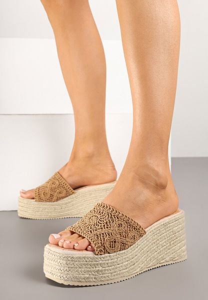 Ciemnobeżowe Klapki na Plecionym Koturnie w Stylu Boho Sonadora. Brązowe klapki damskie Born2be, na lato, bez wzorów, boho, bez obcasa, na koturnie, bez zapięcia. Za 109.99 zł.