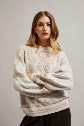 Sweter ozdobiony błyszczącą nitką beżowy. Brązowe swetry nierozpinane damskie MOODO, l, bez wzorów, z elastanu, bez kołnierzyka, bez ramiączek. W wyprzedaży za 63.98 zł.